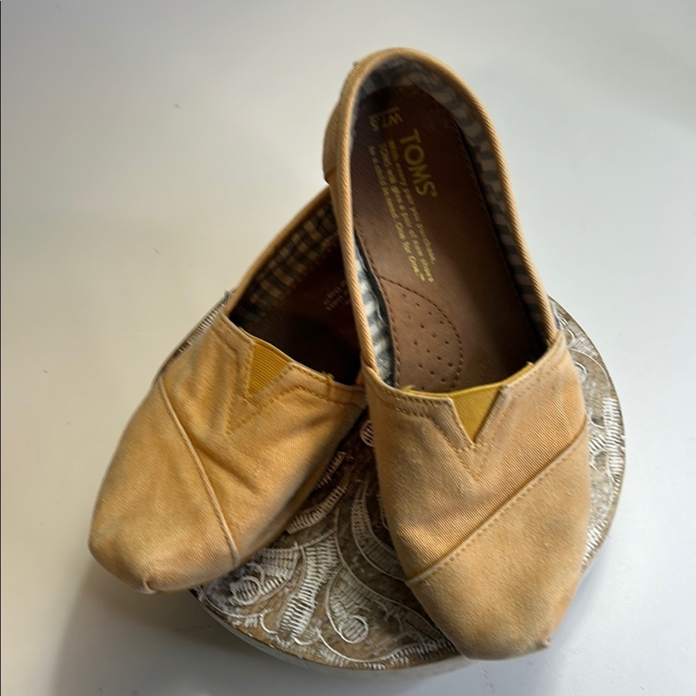TOMS YELLOW SLIP ON FLATS SIZE 7.5